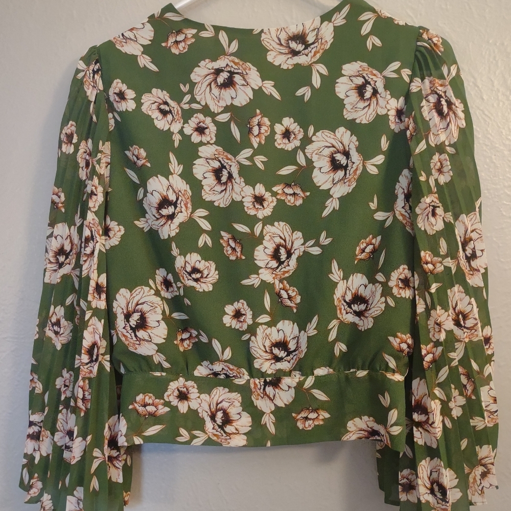 ASTR THE LABEL Green Floral Pleated Sleeve Wrap Blouse. Size Medium. - Picture 4 of 10